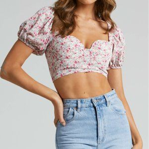 SOLANIA PUFF SLEEVE BUST CUP CROP TOP IN WHITE FLORAL